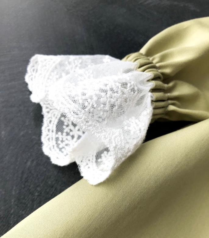 Платье с манжетами и кружевом