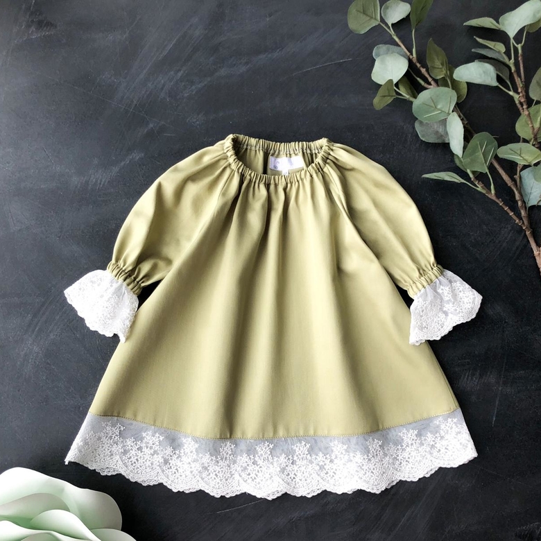 Платье с манжетами и кружевом