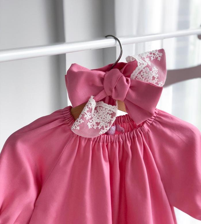 Платье с манжетами и кружевом