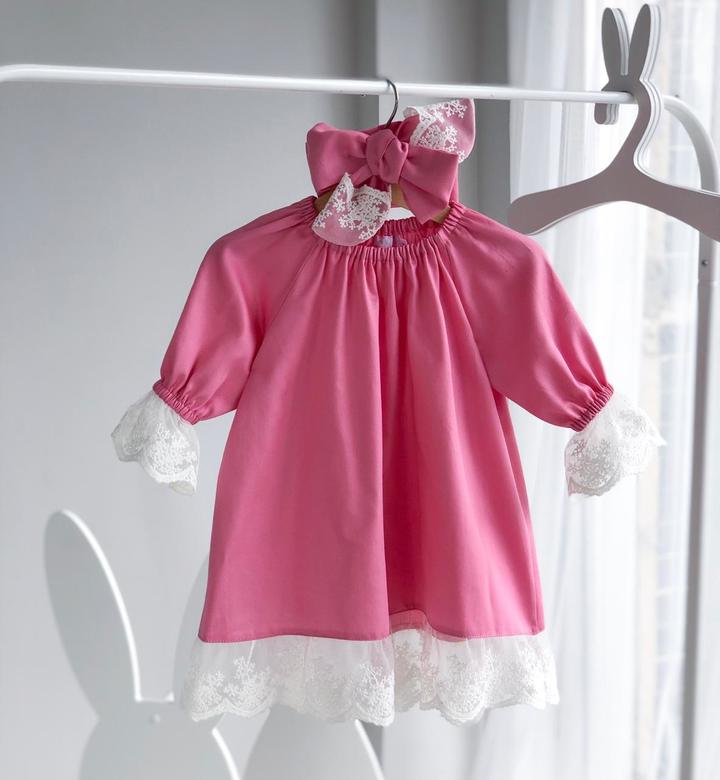 Платье с манжетами и кружевом