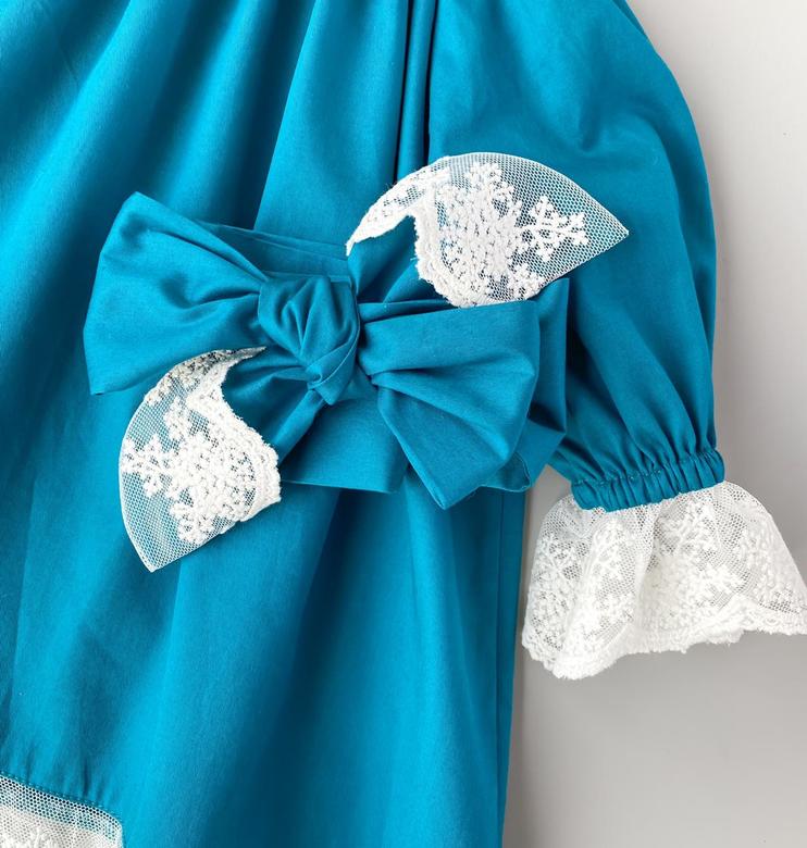 Платье с манжетами и кружевом