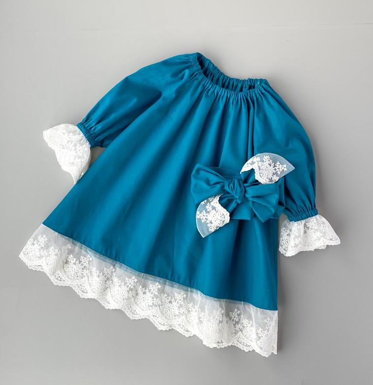 Платье с манжетами и кружевом