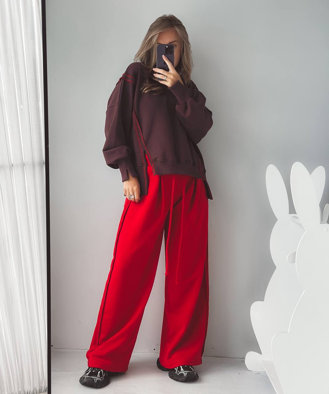 Комплект “ОВЕРИЩЕ 2.0»  штаны красные / кофта брауни и строчка красная