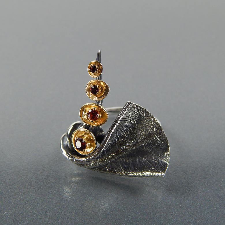 Серебряное кольцо  с гранатами Ветер