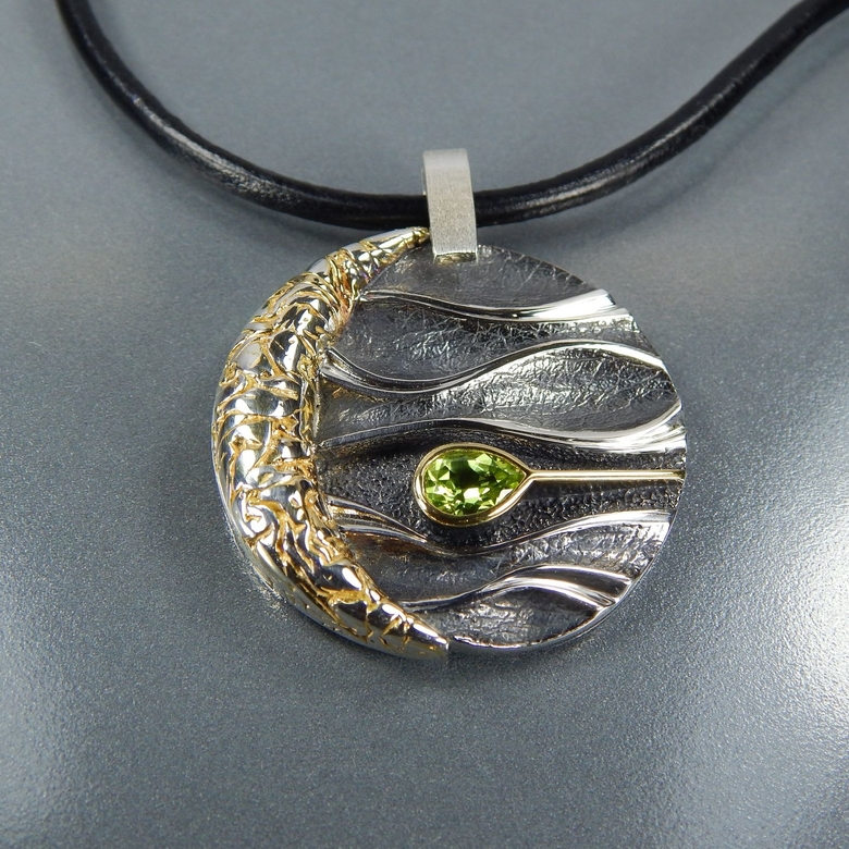 Серебряный кулон с перидотом