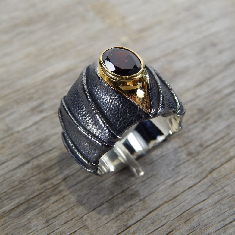 Серебряное кольцо с гранатом