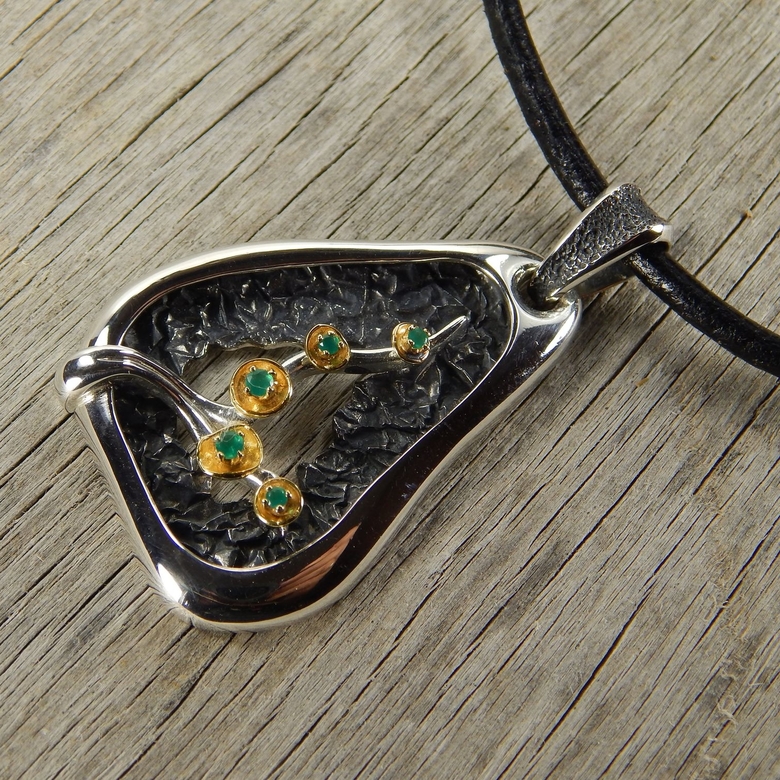 Серебряный кулон с зелеными ониксами.