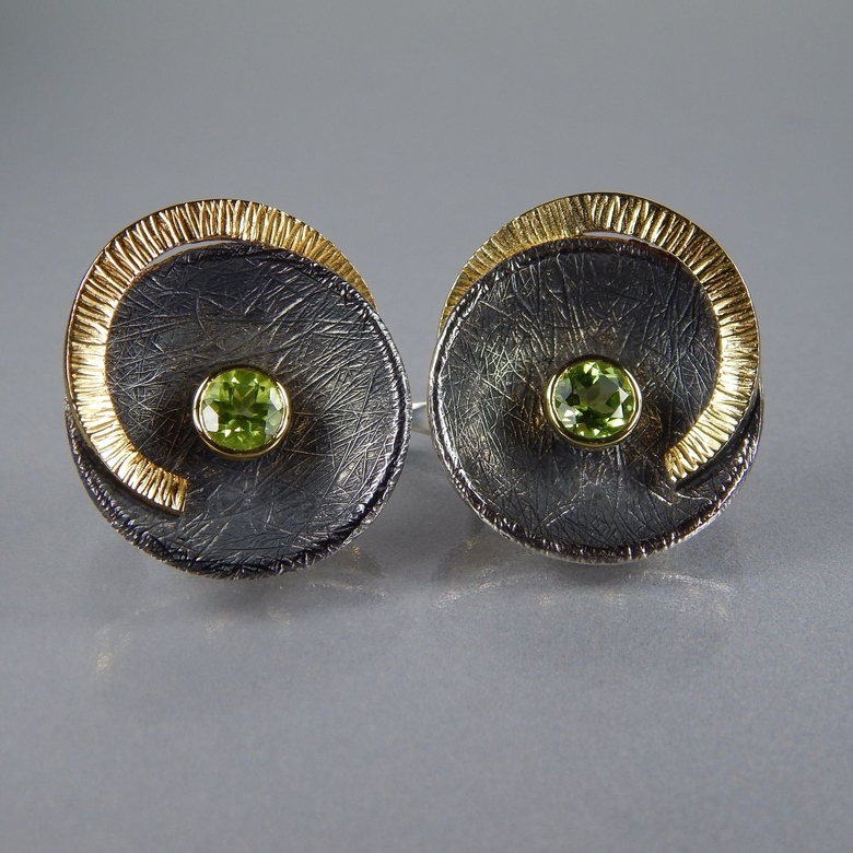 Серьги с хризолитом