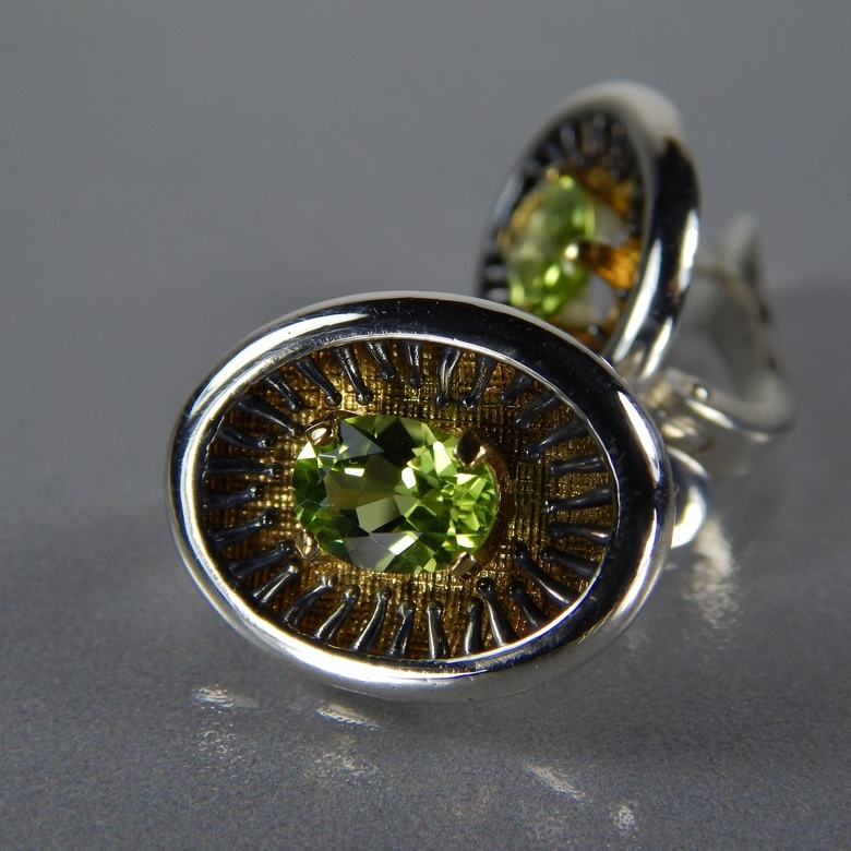 Серьги с хризолитом