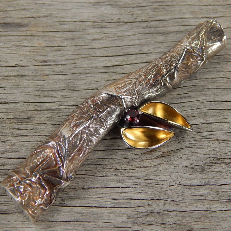 Серебряная брошь