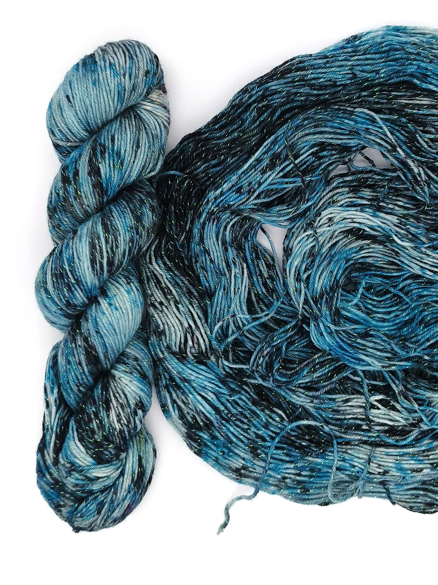 Меринос 19 мкн 73%, нейлон 23%, люрекс 4%, 50 гр/200 м, 104400