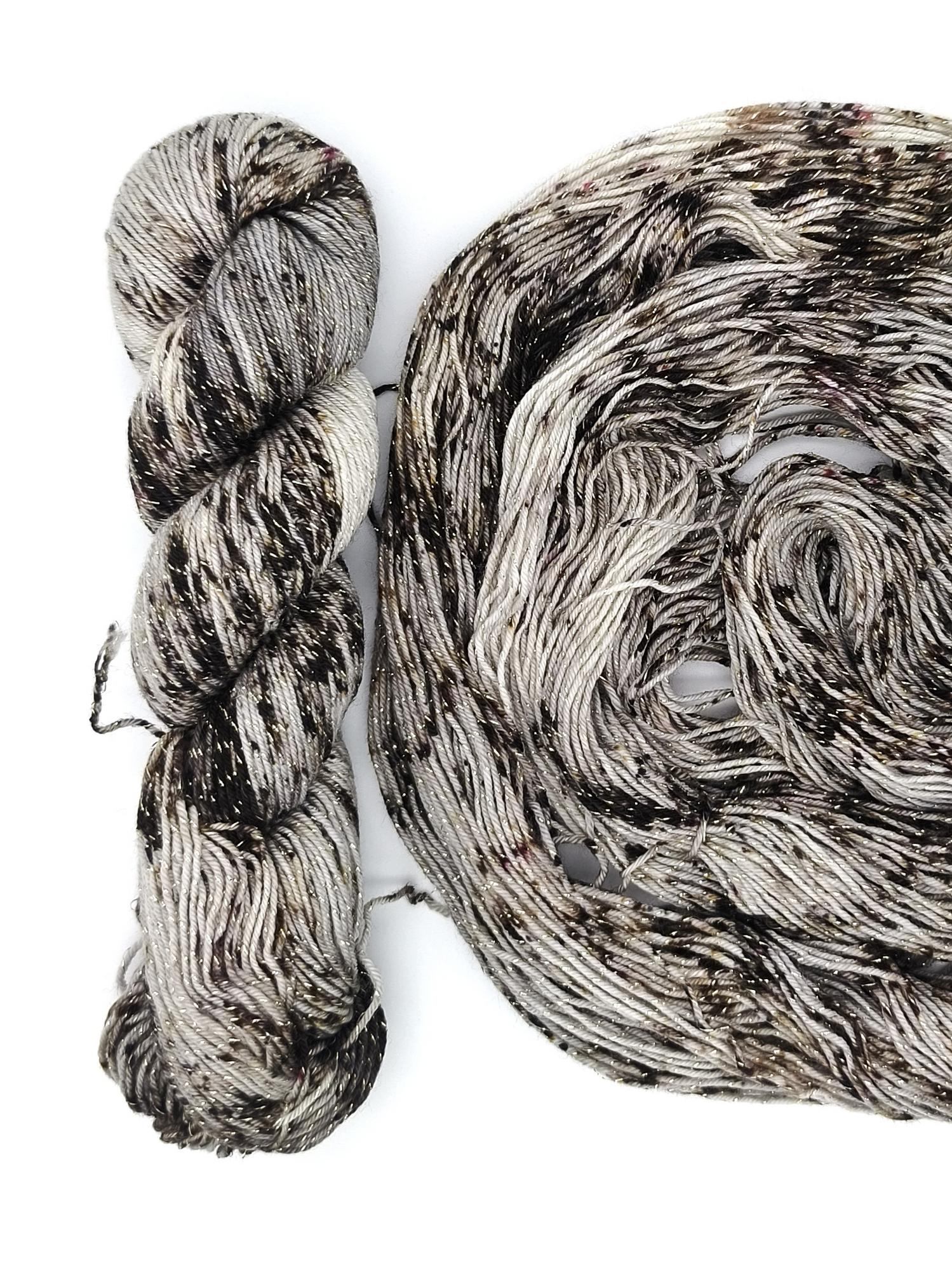 Меринос 19 мкн 73%, нейлон 23%, люрекс 4%, 50 гр/200 м, 106400