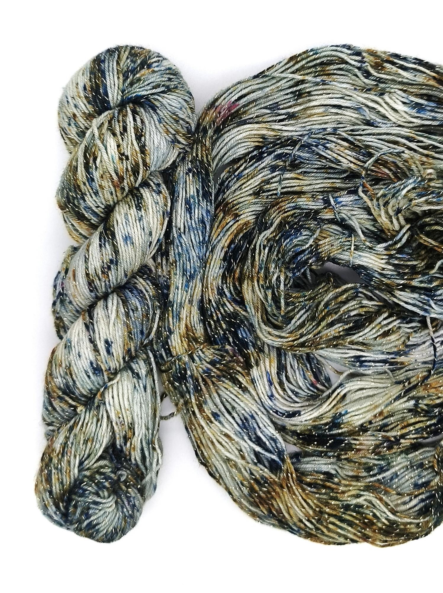 Меринос 19 мкн 73%, нейлон 23%, люрекс 4%, 50 гр/200 м, 107400