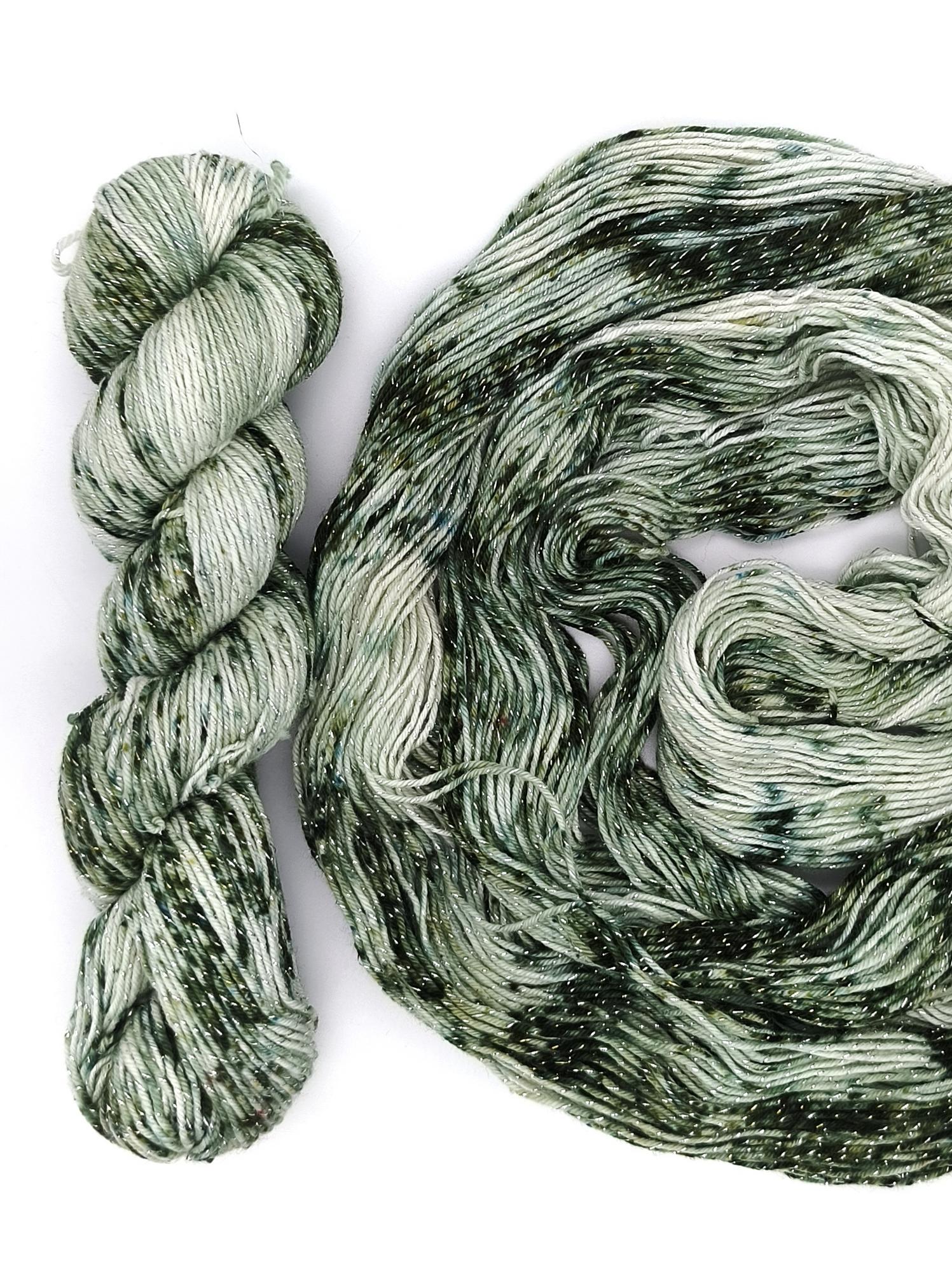 Меринос 19 мкн 73%, нейлон 23%, люрекс 4%, 50 гр/200 м, 112400