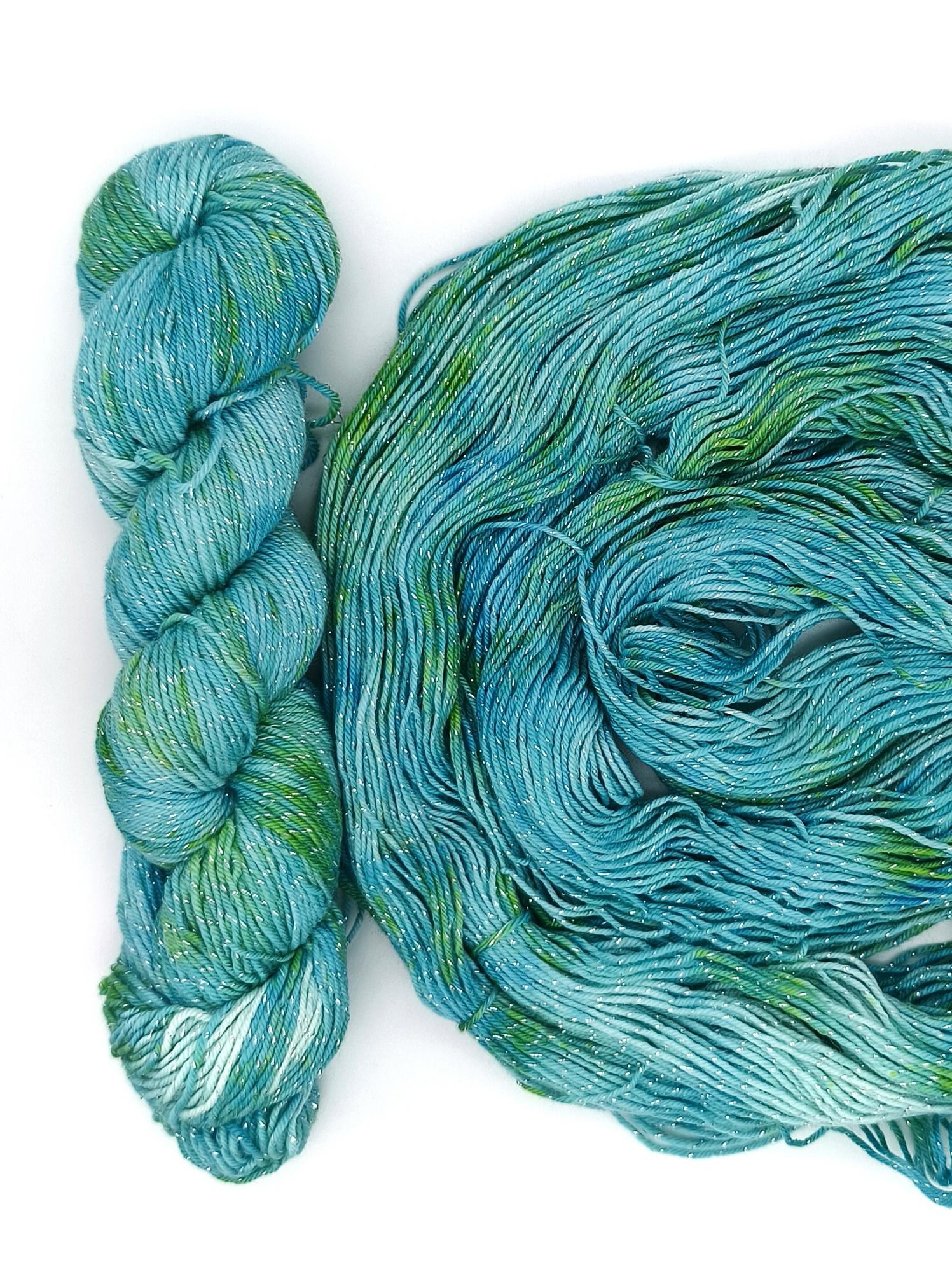 Меринос 19 мкн 73%, нейлон 23%, люрекс 4%, 50 гр/200 м, 114400