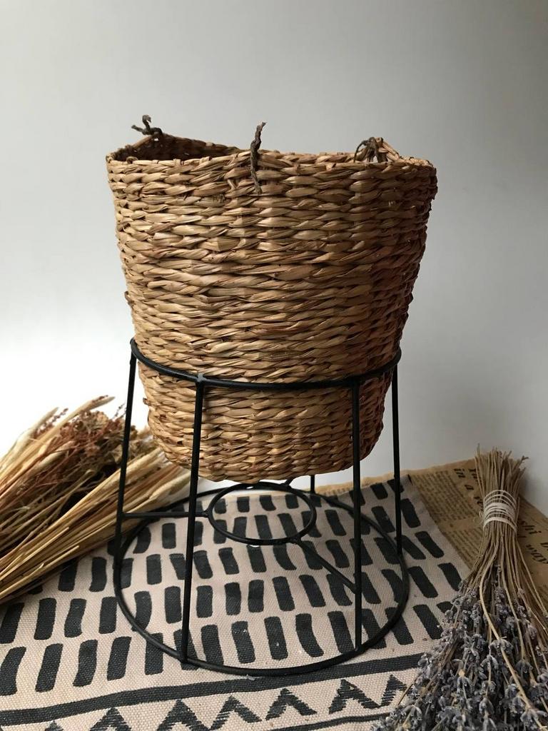 Кашпо на ножках