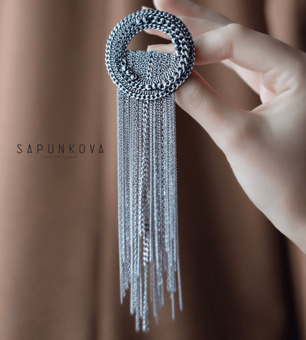 Брошь из цепей вышитая из коллекции Рокстар SAPUNKOVA