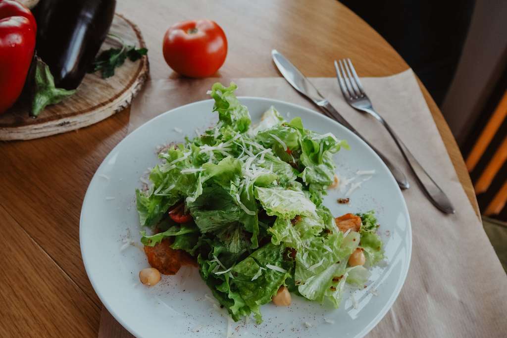 Салатный микс с куриным филе и копчёным сыром