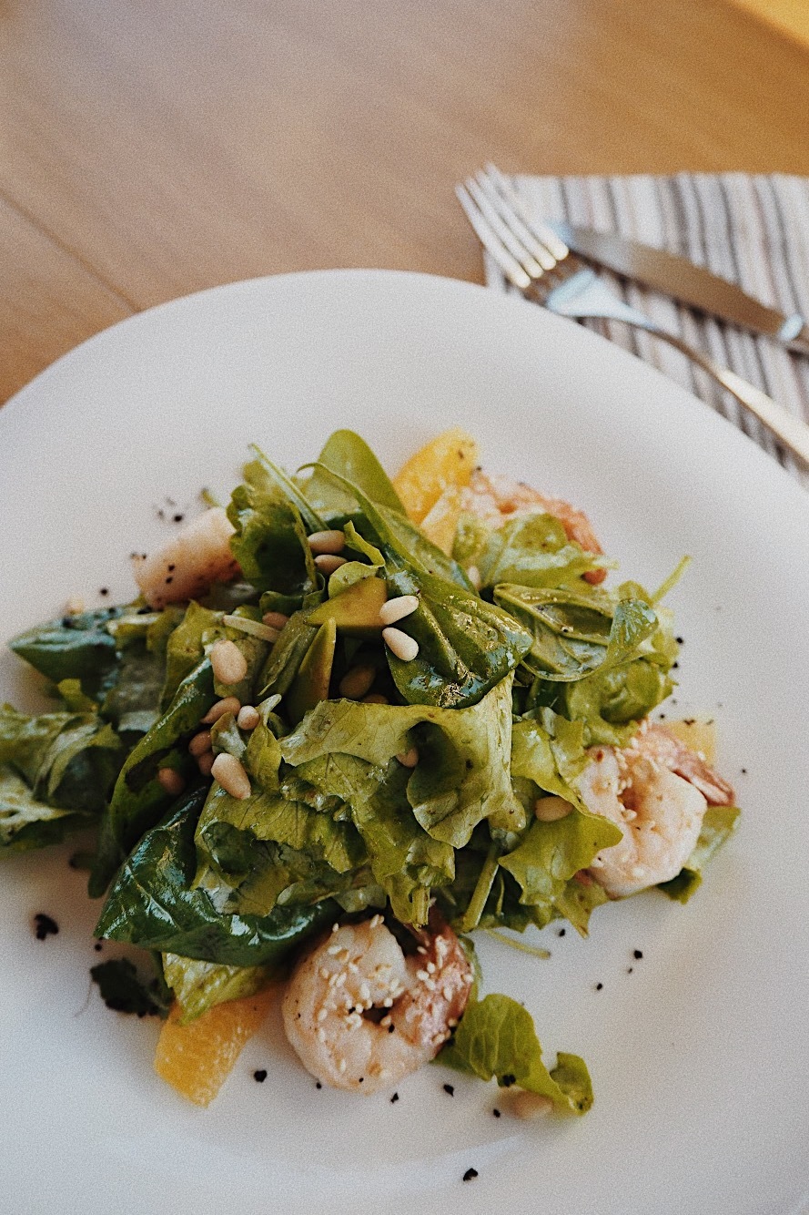 Тёплый салат с тигровыми креветками, лососем и авокадо