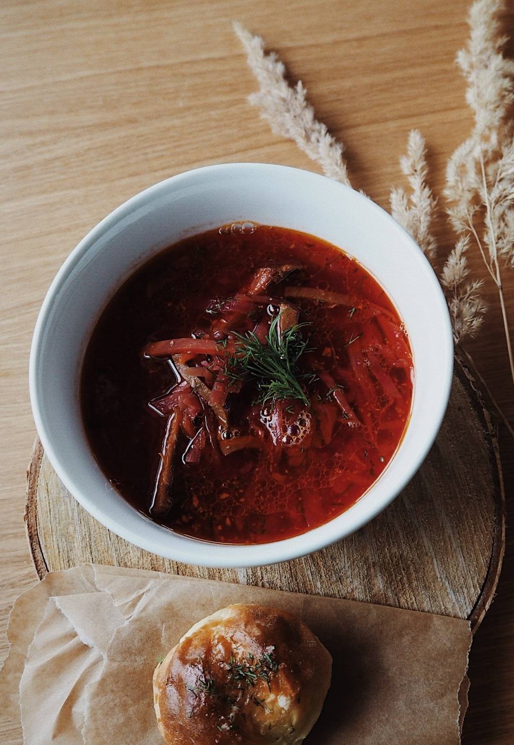 Копчёный борщ со свиными рёбрышками и языком