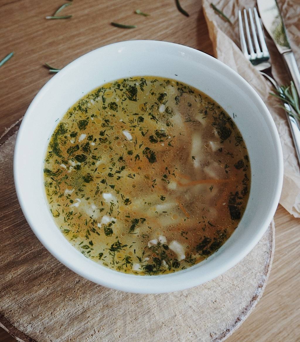Куриный бульон с домашней лапшой