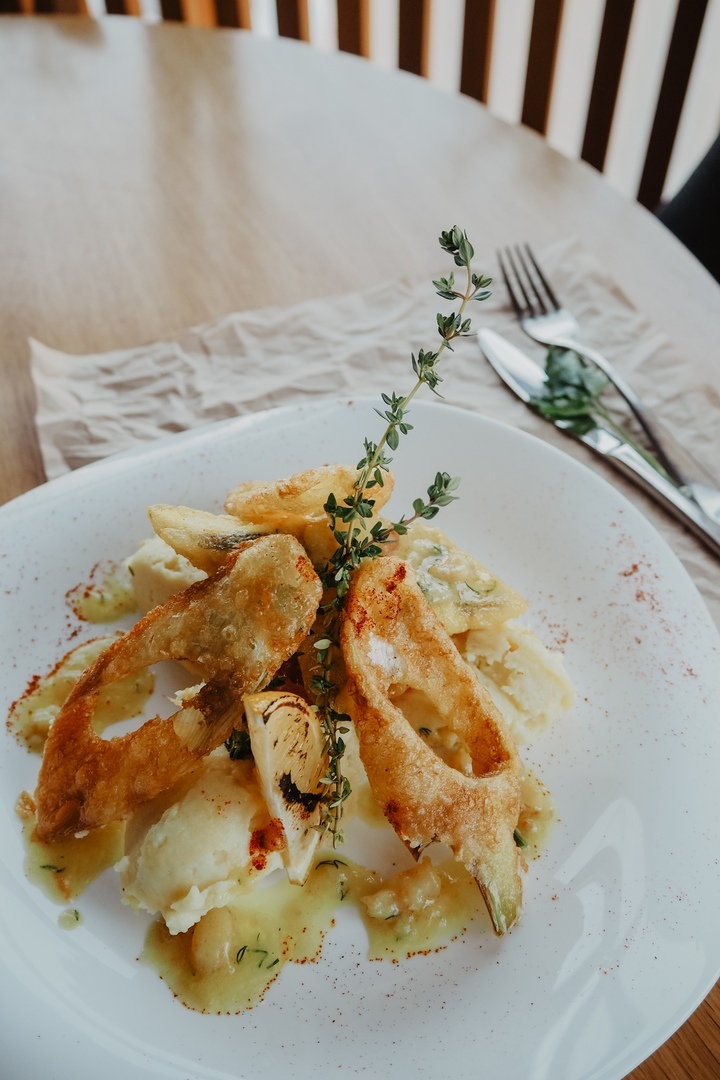 Судак на картофельном пюре с луковыми кольцами и соусом из креветок