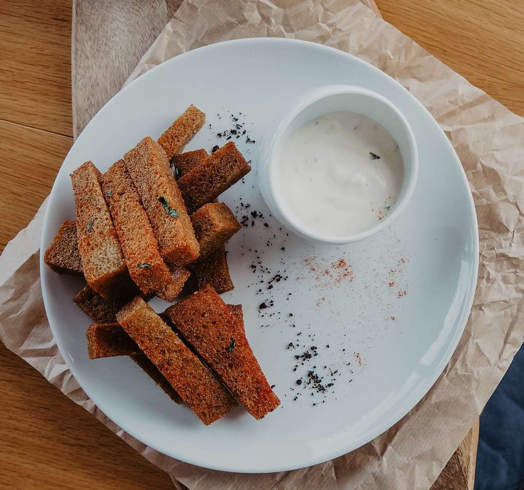 Чесночные ржаные гренки с соусом
