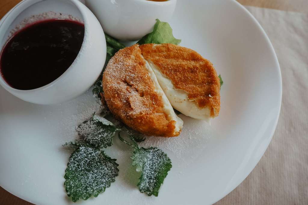 Жареный сыр с ягодным и цитрусовым соусом