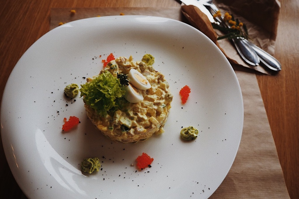 Оливье с цесаркой и говяжьим языком