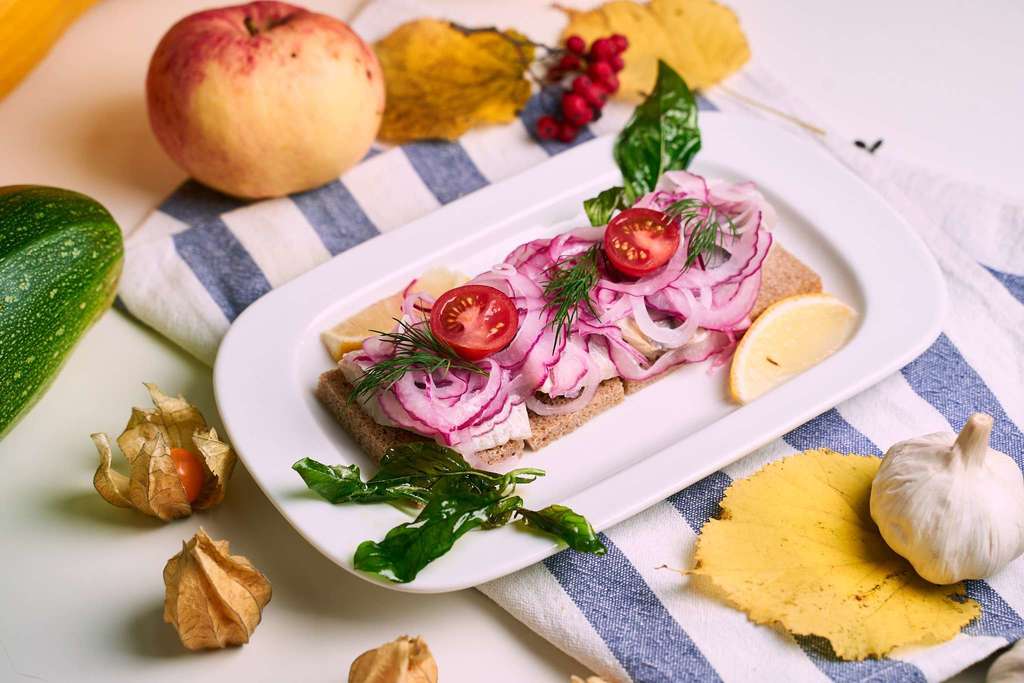 Закуска из сельди с маринованным луком и жаренным хлебом
