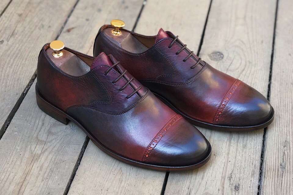 Оксфорды с перфорацией вдоль носочного шва с патиной (красно-черные)