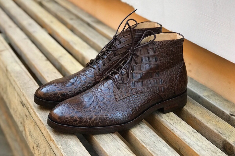 Классические ботинки с тиснением под рептилию