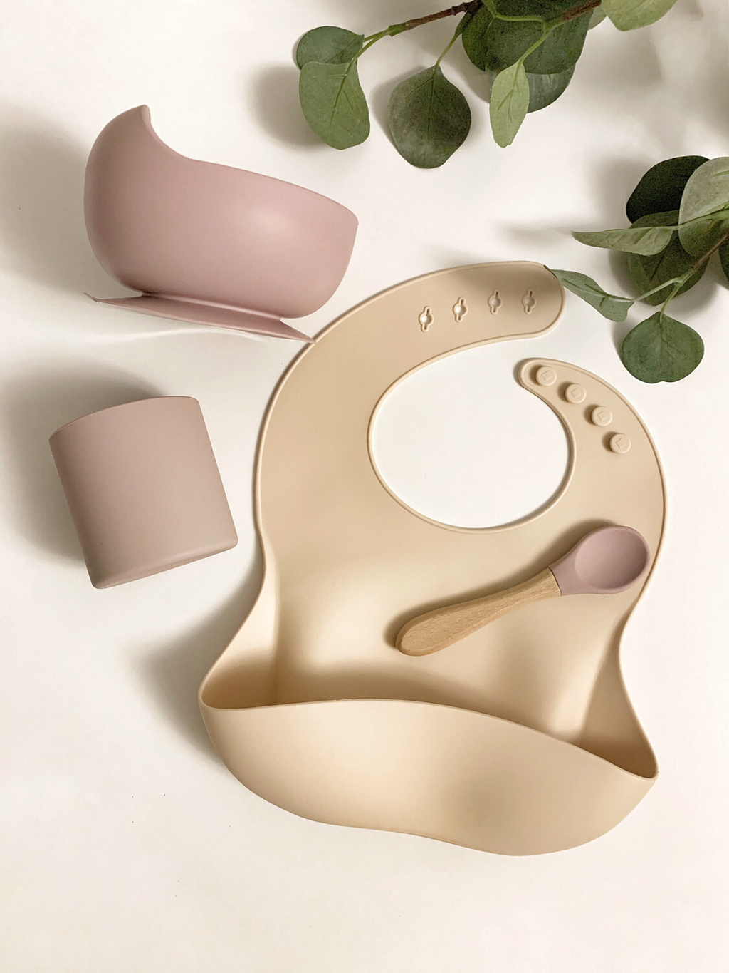 Нагрудник для кормения 6мес+ от "Mushie"  - моноцвета разные