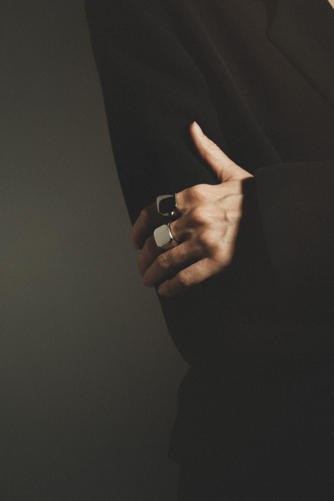 Кольцо в серебряном оттенке