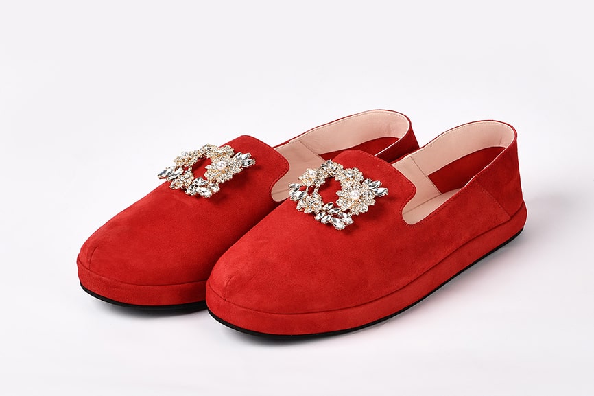 Слипоны из замши красные с брошью