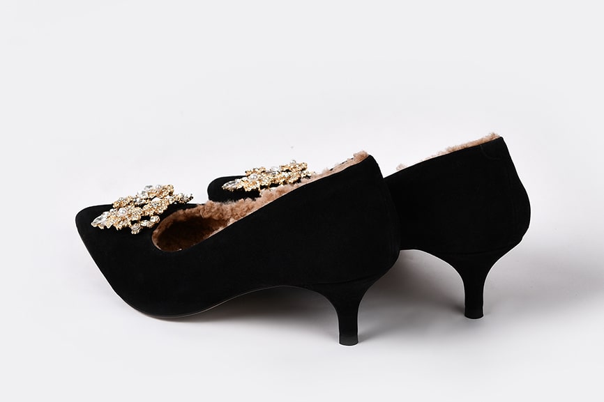 Туфли из замши черные "Мира" с мехом и брошью