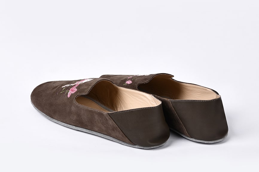 Женские тапочки из замши коричневые "Птица на ветке"