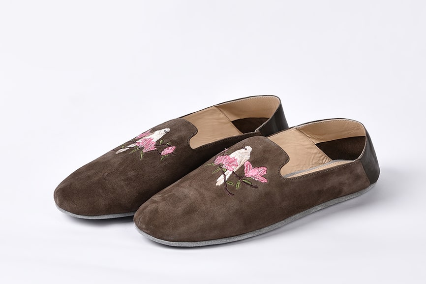 Женские тапочки из замши коричневые "Птица на ветке"