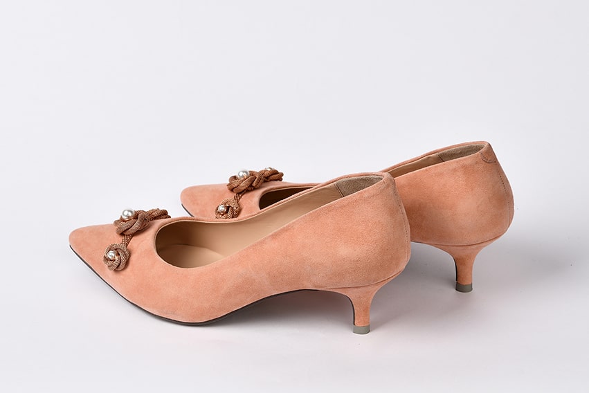 Туфли из замши персикового цвета с брошью