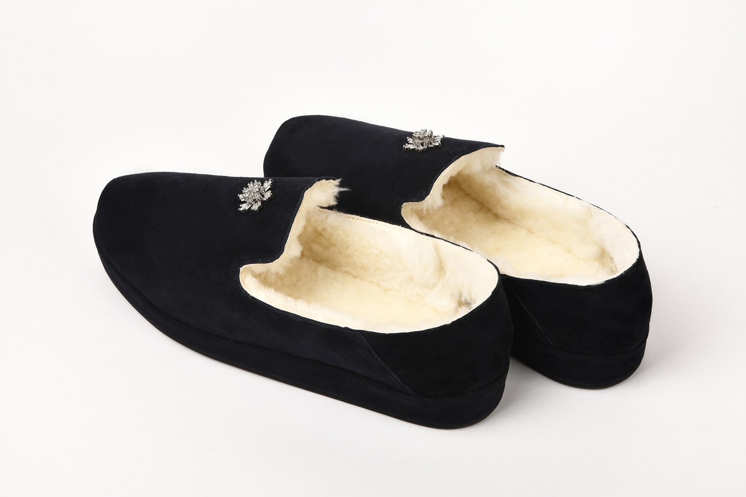 Слипоны из замши черные с брошью и мехом