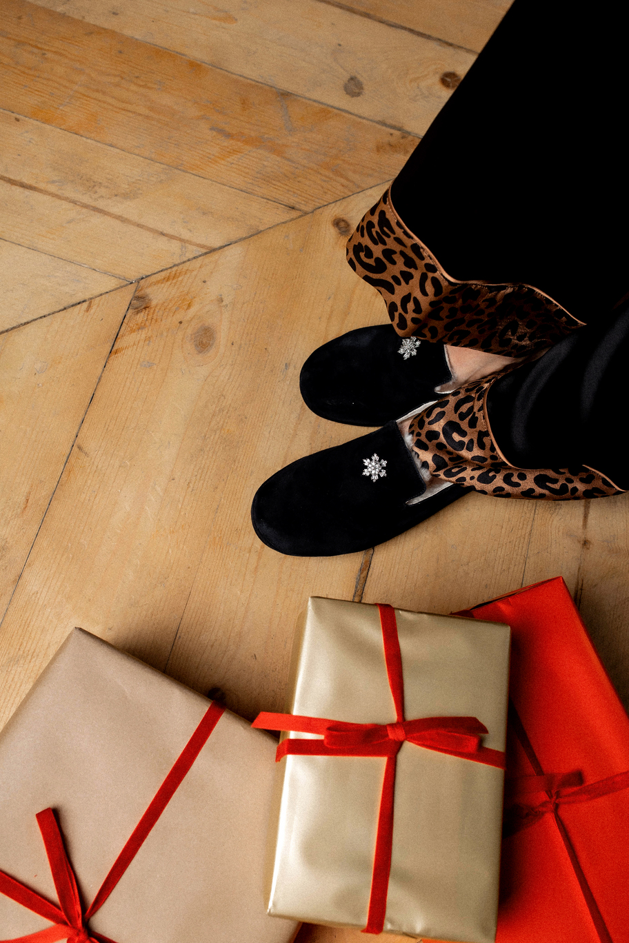 Слипоны из замши черные с брошью и мехом