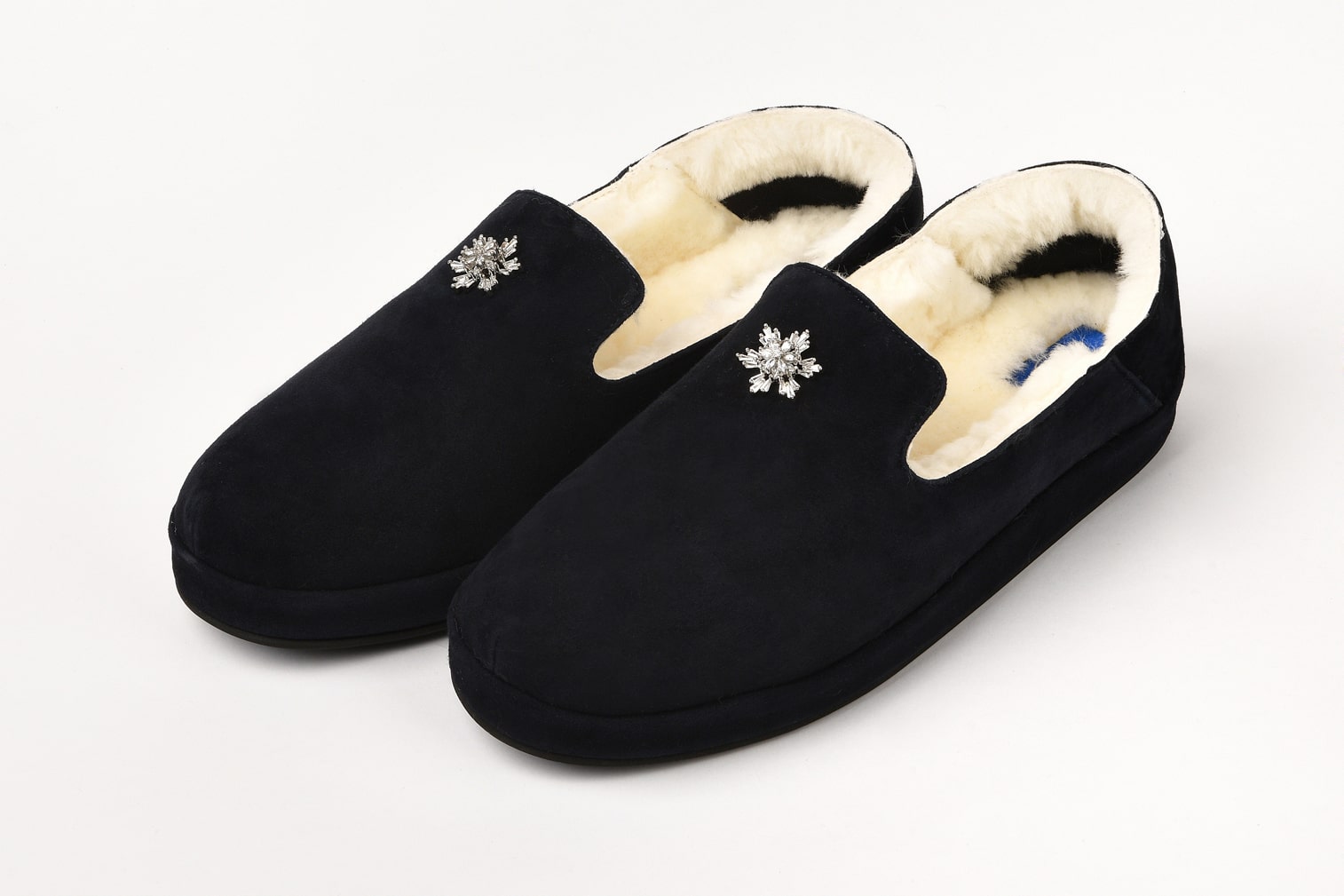 Слипоны из замши черные с брошью и мехом