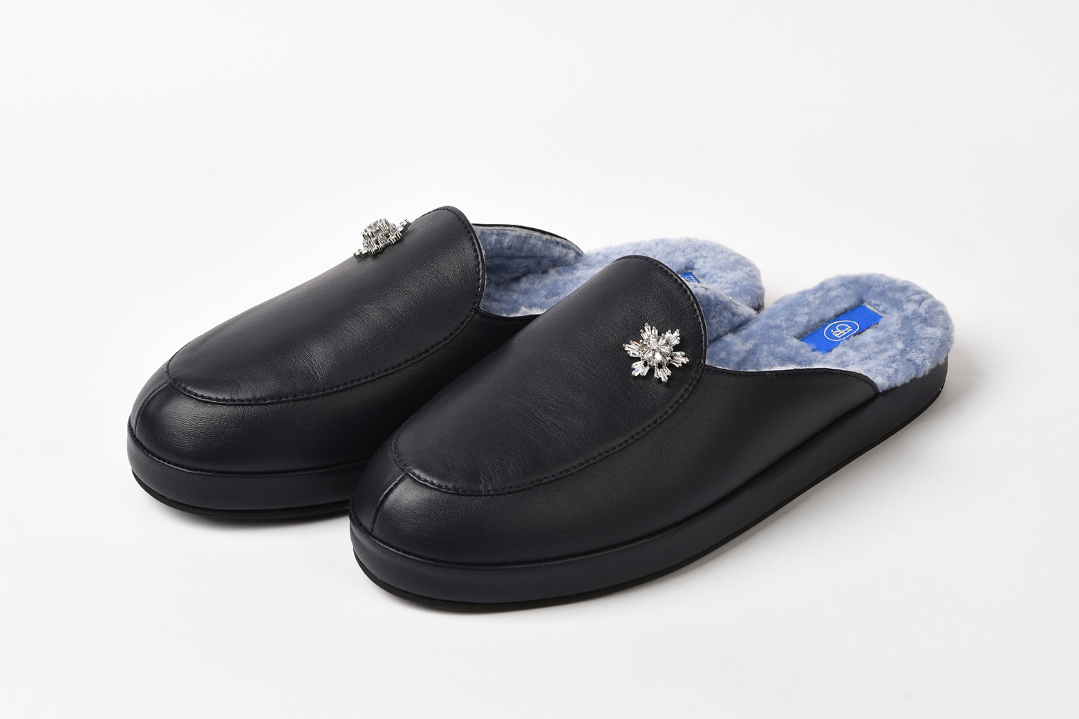 Женские клоги с мехом и брошью