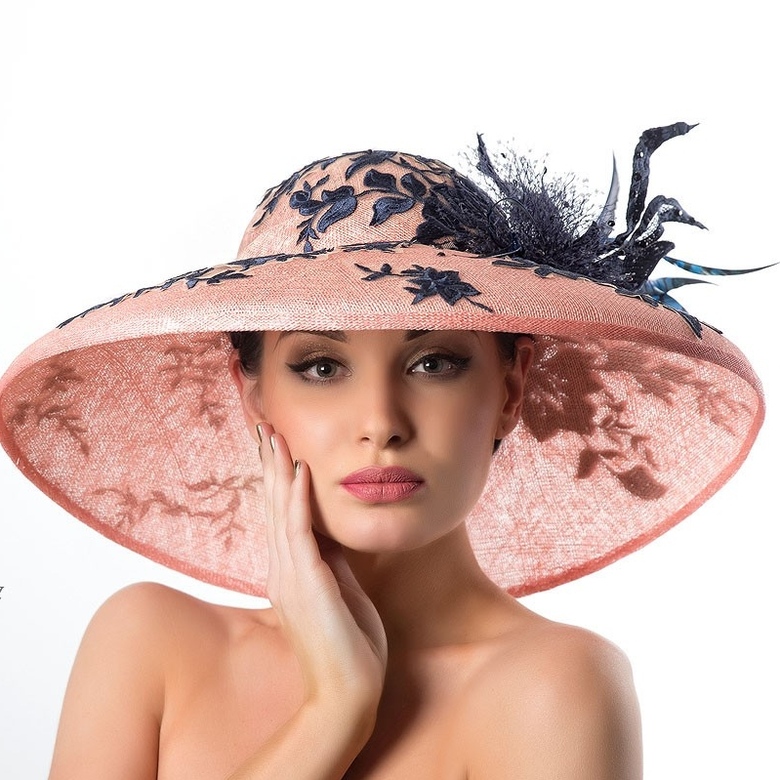 купить розовую широкополую шляпу для скачек, купить вечернюю шляпу в москве, купить шляпу с большими полями в питере, дизайнерская шляпа, Анна Андриенко, шляпа для свадьбы, шляпа для фотосессии, светская шляпа, статусная шляпа, летняя шляпа
