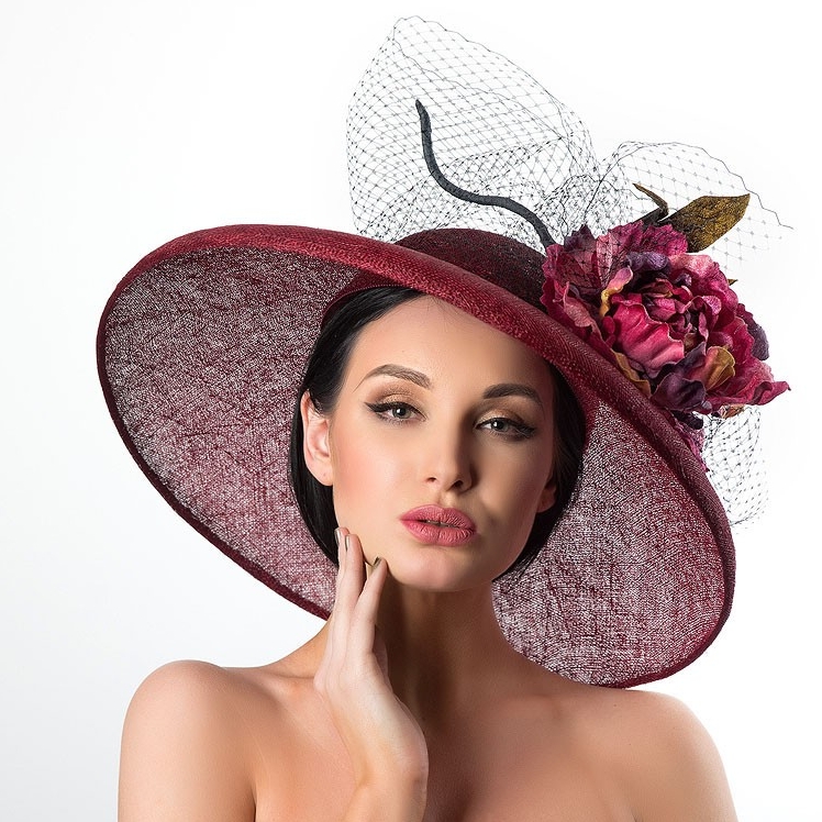 купить бордовую широкополую шляпу для скачек, купить вечернюю шляпу в москве, купить шляпу с большими полями в питере, дизайнерская шляпа, Анна Андриенко, шляпа для свадьбы, шляпа для фотосессии, светская шляпа, статусная шляпа, летняя шляпа
