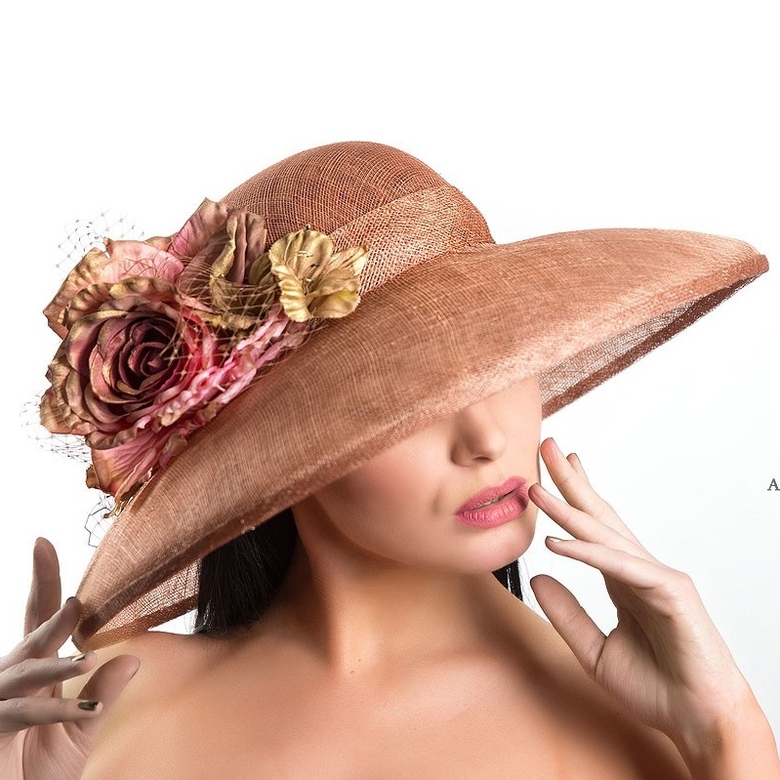 купить бежевую широкополую шляпу для скачек, купить вечернюю шляпу в москве, купить шляпу с большими полями в питере, дизайнерская шляпа, Анна Андриенко, шляпа для свадьбы, шляпа для фотосессии, светская шляпа, статусная шляпа, летняя шляпа