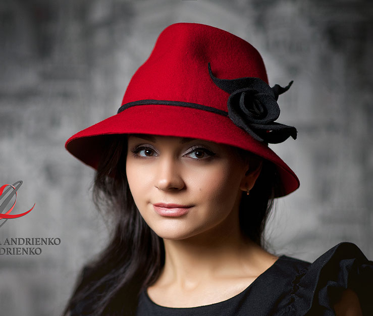 Шляпа, шляпка, стильна шляпа, головной убор, ручная работа, женский головной убор, фетр, шляпа из фетра, осеняя шляпка, зимняя шляпка, шляпка на осень,ретро шляпа, классическая шляпа, женская шляпа, трилби, шляпа трилби, федора, шляпа федора, Анна Андриенко, Красная шляпа, черный цветок