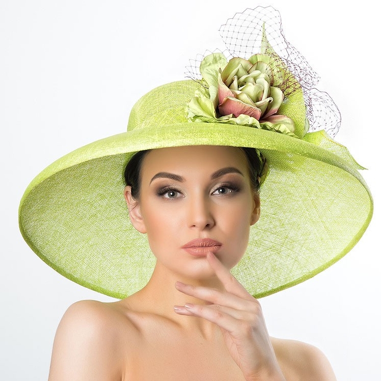 купить зеленую широкополую шляпу для скачек, купить вечернюю шляпу в москве, купить шляпу с большими полями в питере, дизайнерская шляпа, Анна Андриенко, шляпа для свадьбы, шляпа для фотосессии, светская шляпа, статусная шляпа, летняя шляпа