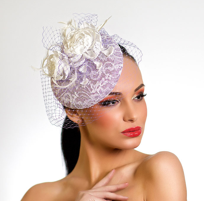 шляпка, вечерняя шляпка, шляпка таблетка, перья, шляпка с вуалью, вуалетка, шляпка с перьями, ручная работа, шляпка для скачек, котельная шляпка, шляпка для праздника, черная шляпка, синяя шляпка, головной убор, шляпка с цветами, шляпка с розами, шелковые цветы, цветы ручной работы, свадебная шляпка, шляпка для невесты, белая шляпка, свадебная вуалетка, шляпка для скачек, шляпка в виде крыльев, крылья, белые крылья