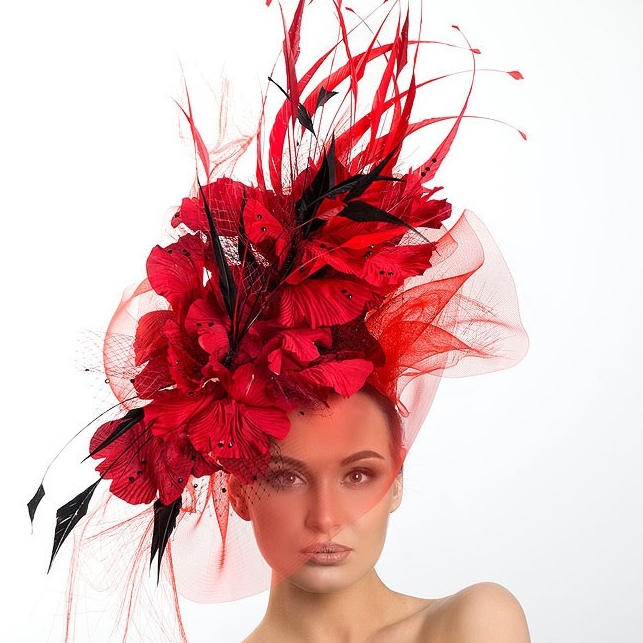 купить красную шляпку для скачек, купить красную шляпку с цветами в москве для фотосессии, купить дизайнерскую красную шляпку с перьями, Анна Андриенко